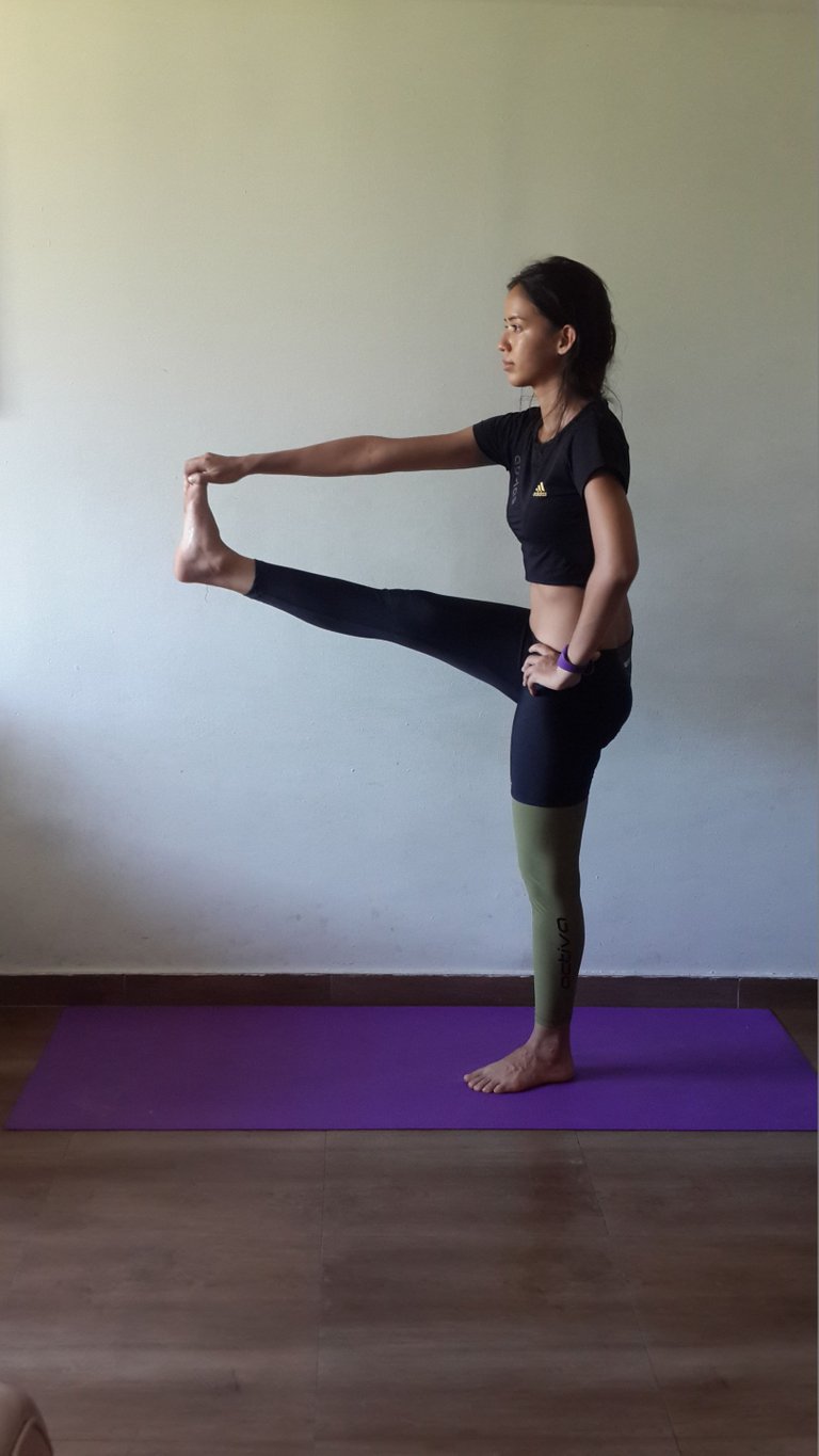 verlängerter großer Zeh Yoga Übung Utthita hasta Padangusthasana.jpg