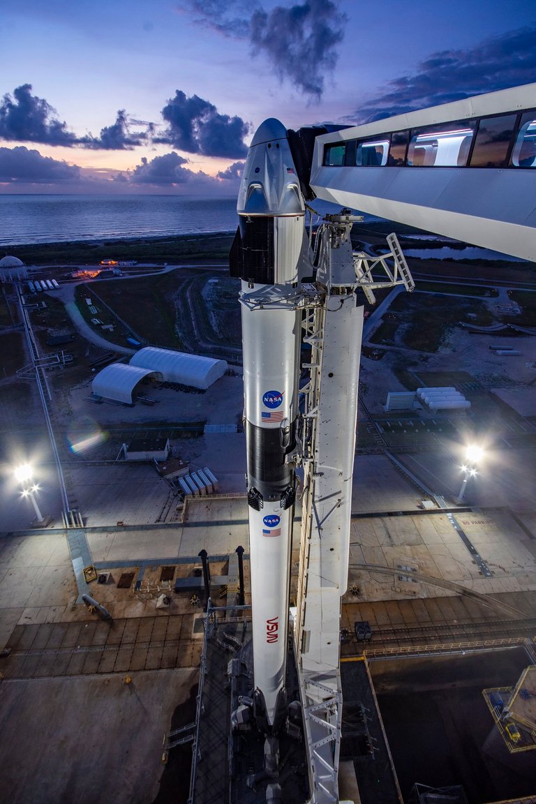 SpaceX Dragon Falcon9 Hive.jpg