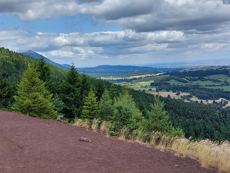 Hiking on vulcanoes: Puy de la Vache and Puy Lassolas (Parc naturel régional des Volcans d'Auvergne)