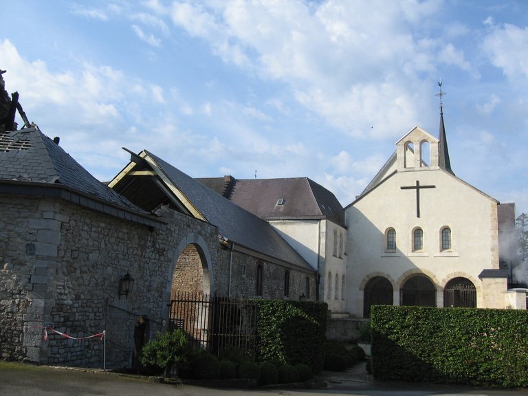 Rochefort,_abbaye_SaintRemy.jpg