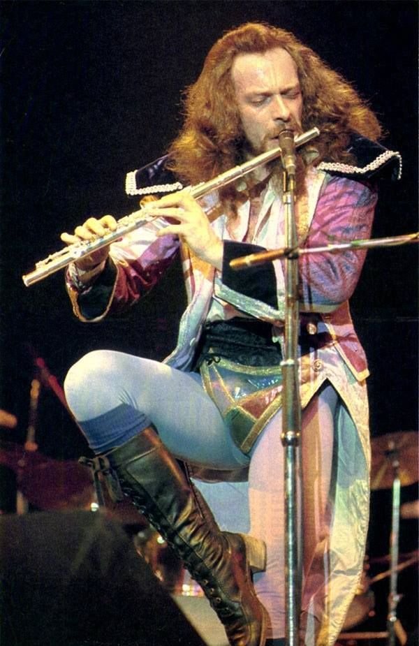 13329891a1468efd3210f3e4cf0c4e2d--jethro-tull.jpg