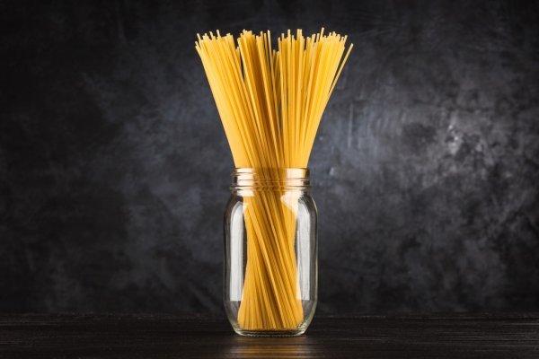 depositphotos_125031466-stock-photo-raw-spaghetti-on-dark-background.jpg