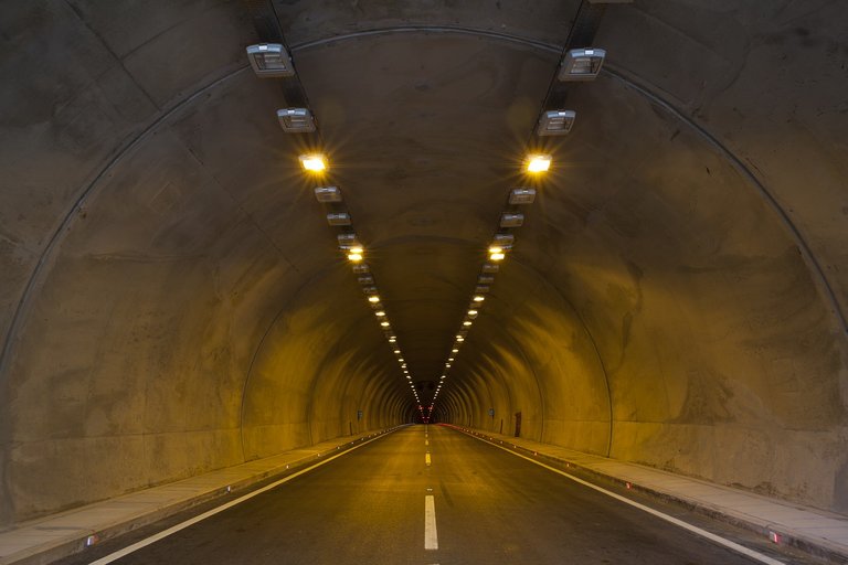 tunnel-2325753_1280.jpg