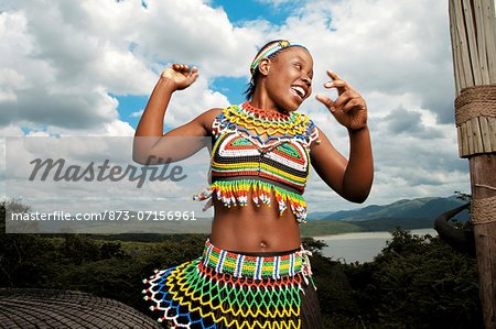 873-07156961em-zulu-dancer-shakaland.jpg