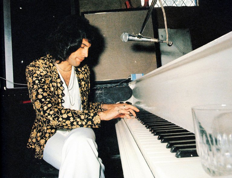 freddie-mercury-playing-piano-1975.jpg