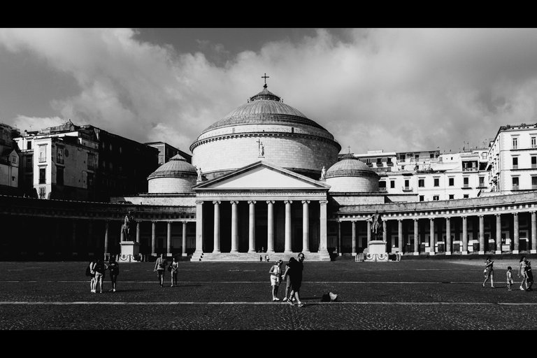 napoli plateia.jpg