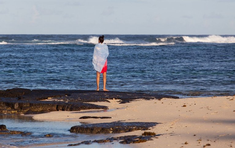 woman-looking-at-sea-4518689_1280.jpg