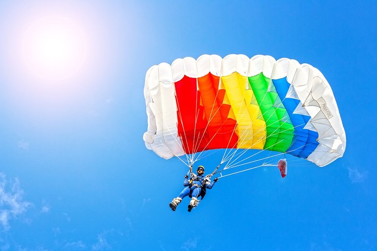 parachutist-4328175_960_720.jpg