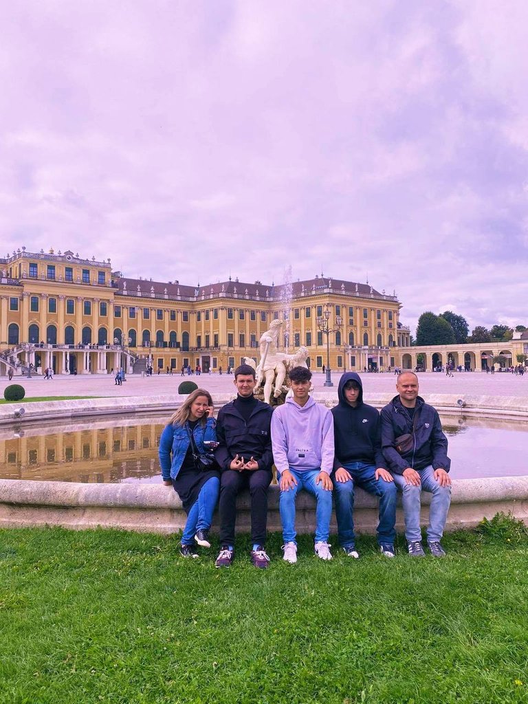 Schönbrunn fountain students.jpeg