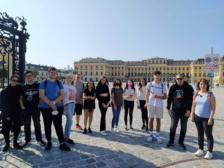 Schönbrunn with all the group : 09:21.jpg