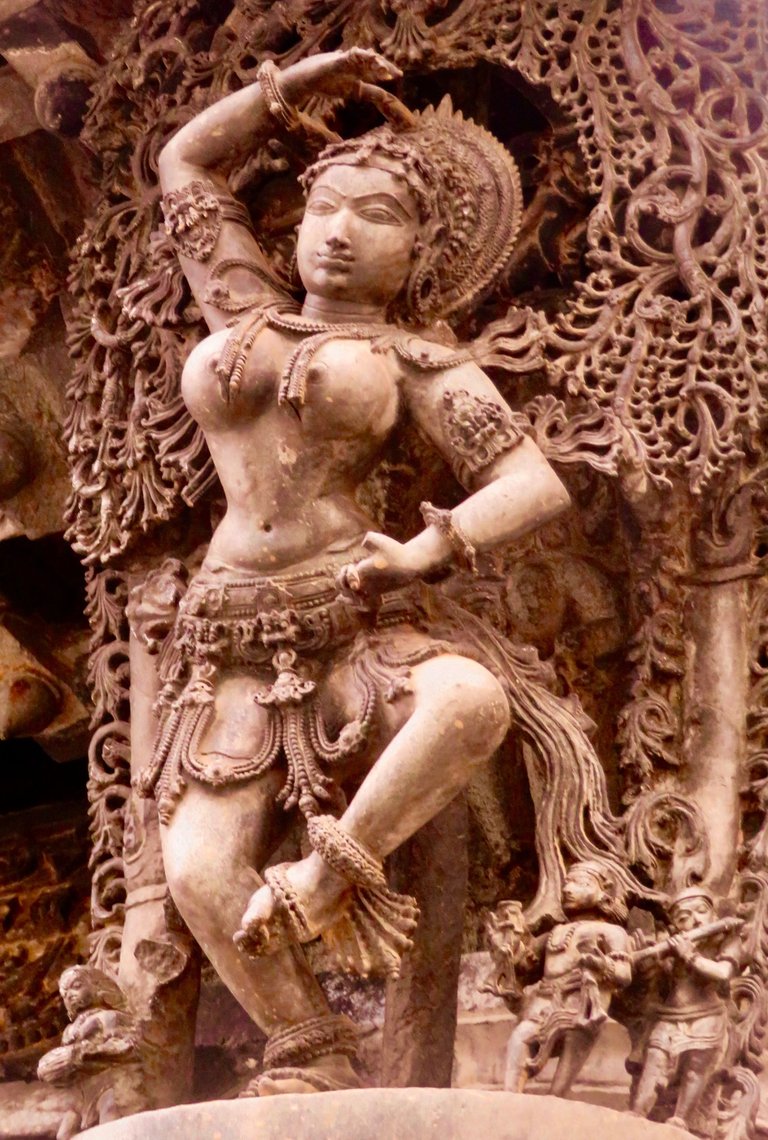 12th_century_dancer_sculpture_at_Belur_Vaishnava_Hindu_temple_Karnataka_3.jpg