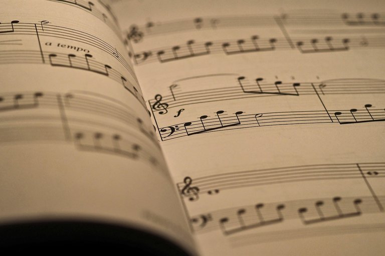sheet-music-8463988_1280.jpg