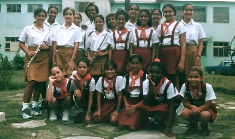 La cátedra de flauta de la escuela Benny Moré, en el año 2004. La mitad de ellas no llegaron a graduarse (yo soy la de la esquinita de atrás a la derecha)