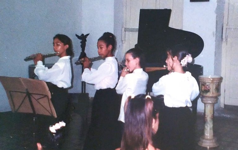 Mis compañeras de estudio en nuestro primer año, en el 2001. Yo soy la de la esquina derecha con un floripondio en el pelo 😂