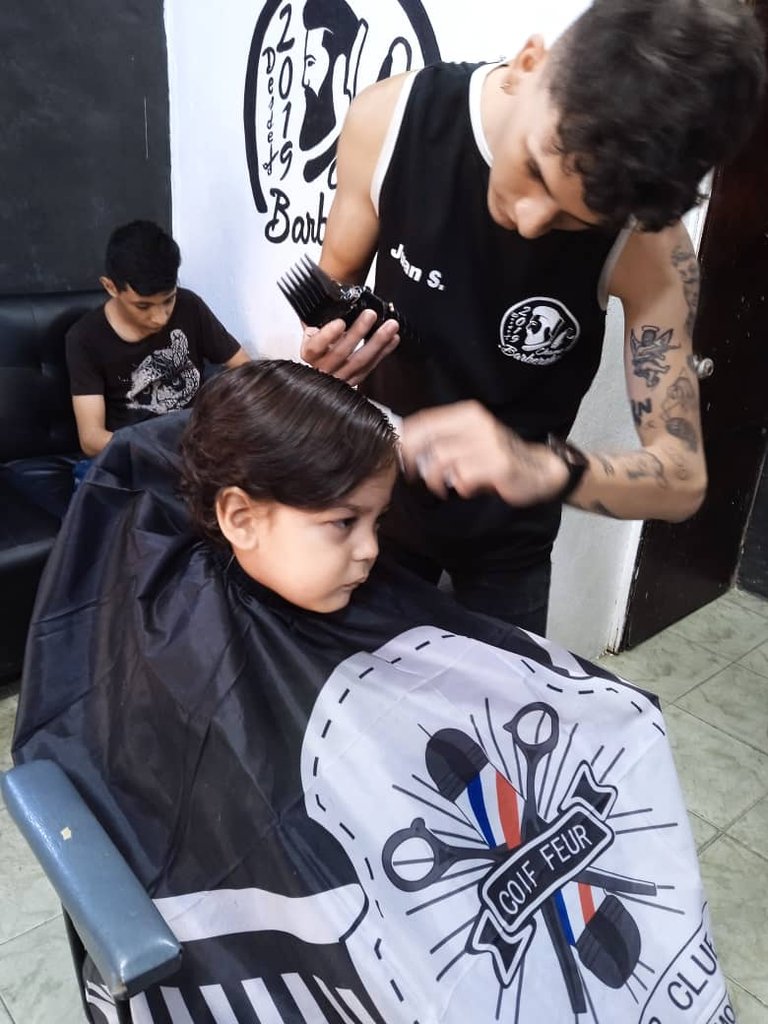 Mathi y su barbero.jfif