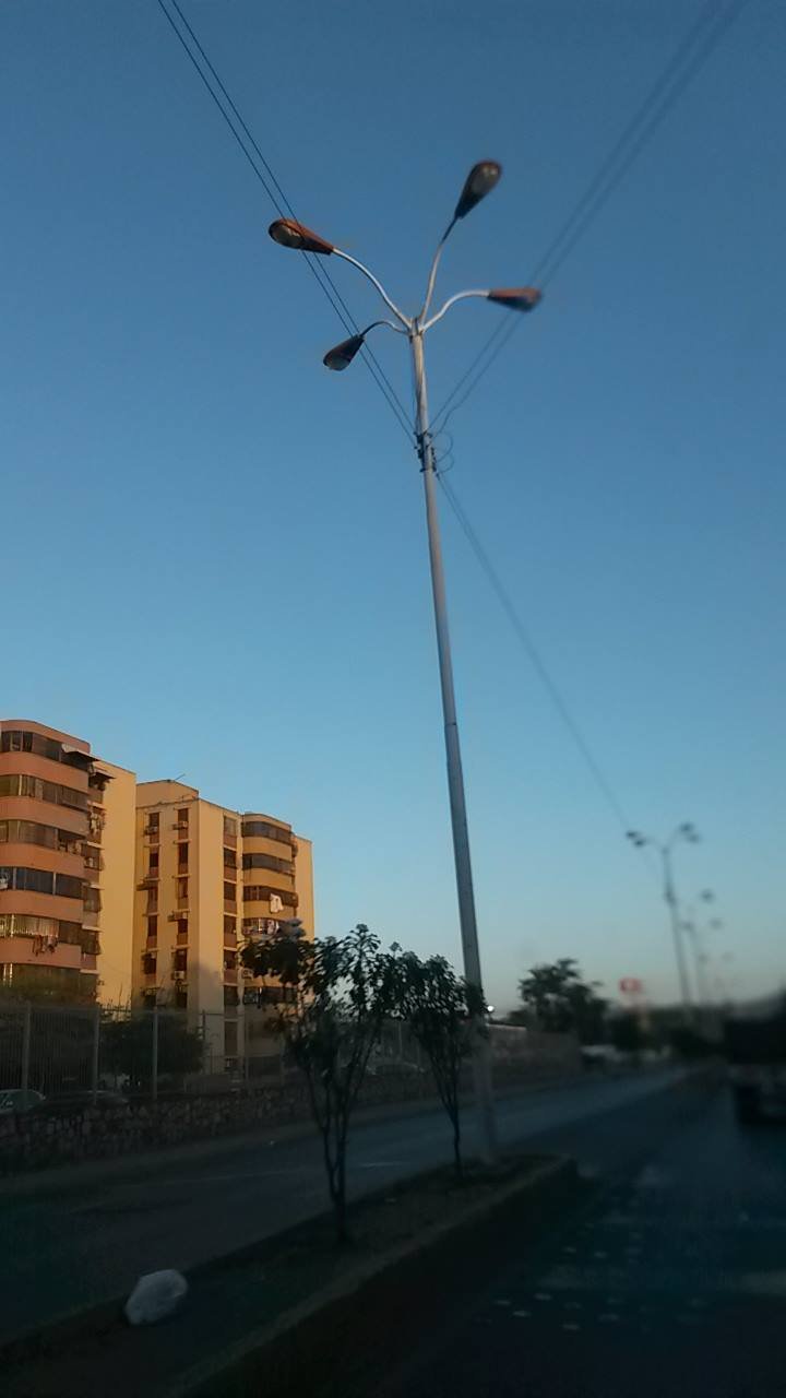 edificio y postes.jpg