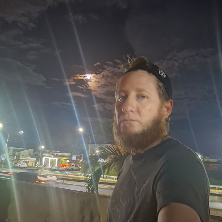  una foto con la luna