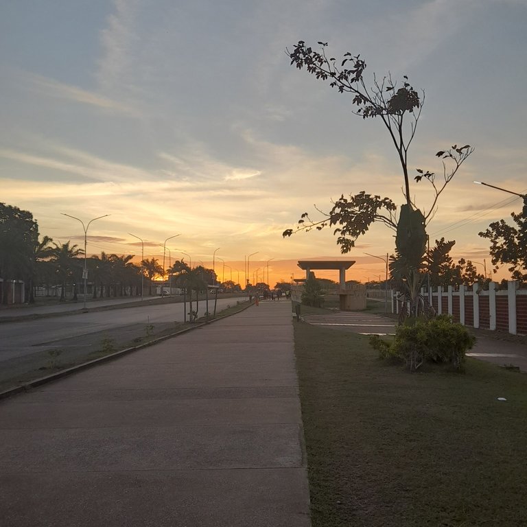 Atardecer en el paseo aerobico de Maturin