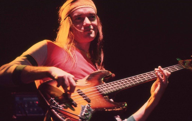 Jaco_Pastorius_with_bass_1980.jpg