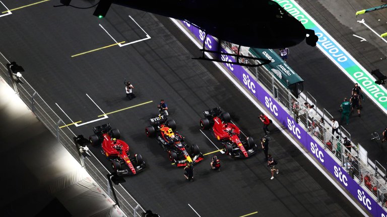 394.-Formula-1-Jeddah-(Arabia-Saudita)-Red-Bull-y-Ferrari-marcan-el-rumbo.jpg