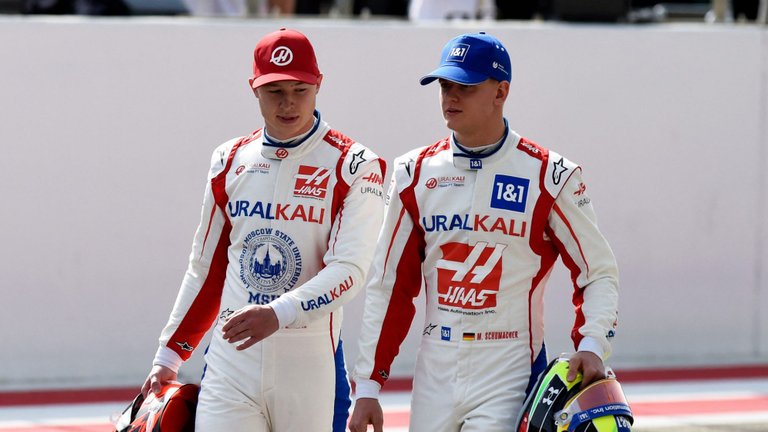 344.-F1-presentaciones-temporada-2022-Haas-pilotos-1.jpg
