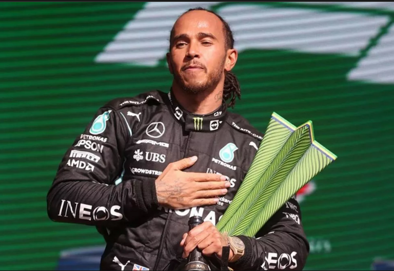 263.-Una carrera espectacular y un triunfo que le permiten a Lewis Hamilton de seguir soñando con el Mundial de Pilotos de F1.png