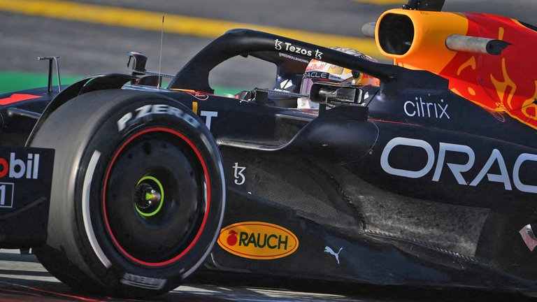 372.-Red-Bull-vs-Mercedes-entrada-radiador-unica-de-RedBull.jpg
