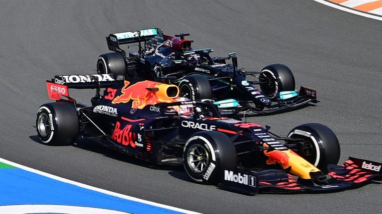 212.-Formula1-GP-Rusia-Verstappen-Hamilton.jpg
