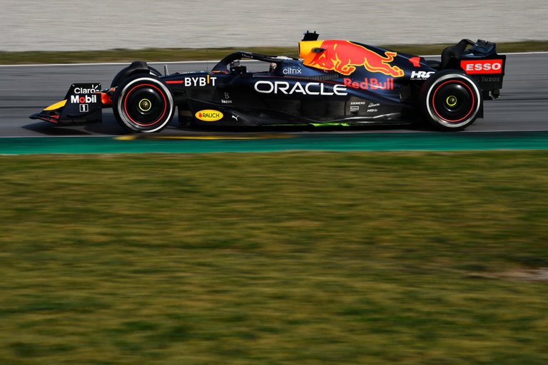 372.-Red-Bull-vs-Mercedes-entrada-ponton-de-RedBull.jpg