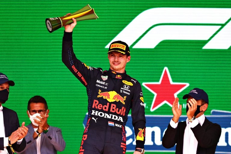 263.-Una carrera espectacular y un triunfo que le permiten a Lewis Hamilton de seguir soñando con el Mundial de Pilotos de F1-Verstappen.jpg