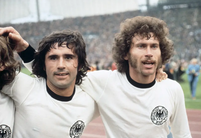 173.-Idolos-Mitos-Leyenda-Futbol-Mundiaj-Gerd-Muller-Paul-Breitner.png