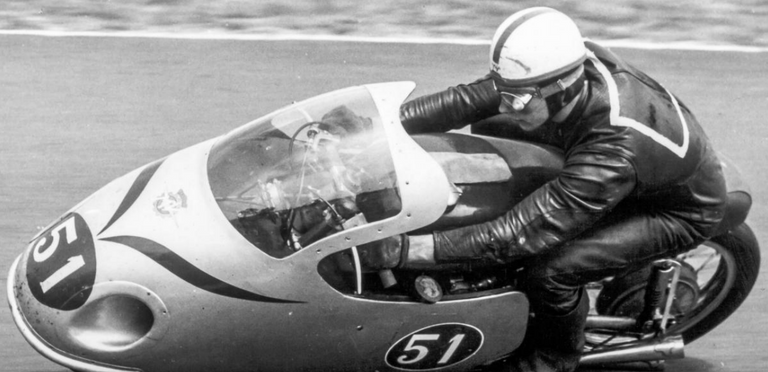 266.-John-Surtees-moto-1.png