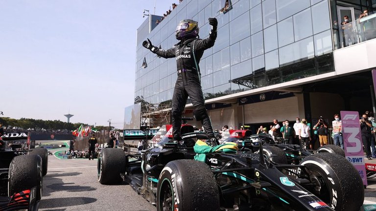 263.-Una carrera espectacular y un triunfo que le permiten a Lewis Hamilton de seguir soñando con el Mundial de Pilotos de F1-1.jpg