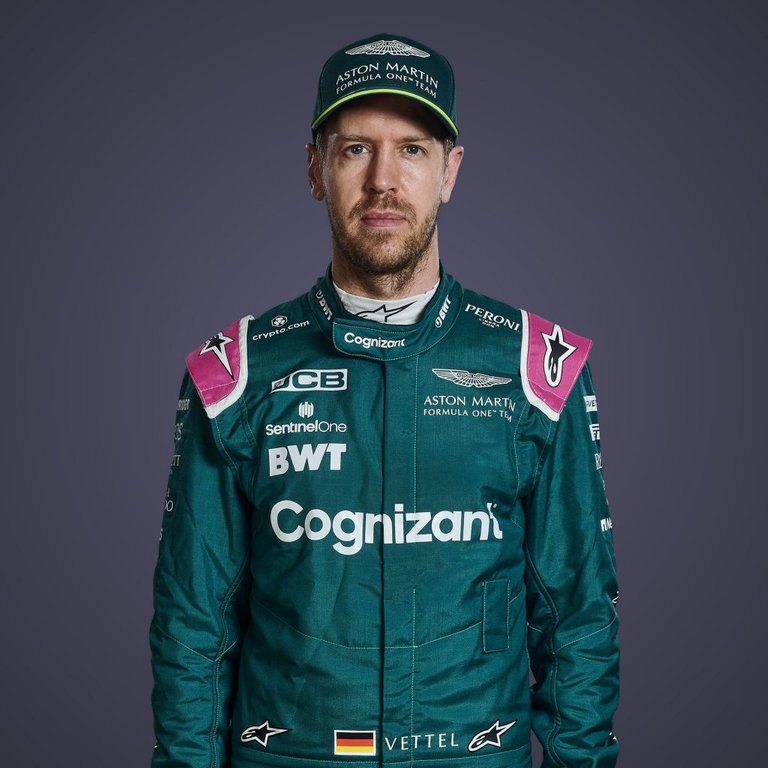 350.-F1-presentaciones-equipos-temporada-2022-AstonMartin-Vettel.jpg