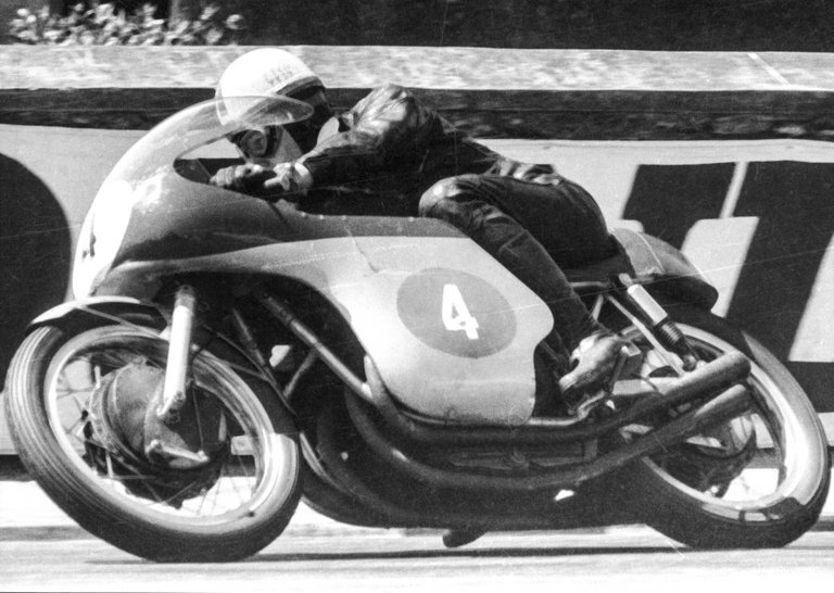 266.-John-Surtees-Moto.jpg