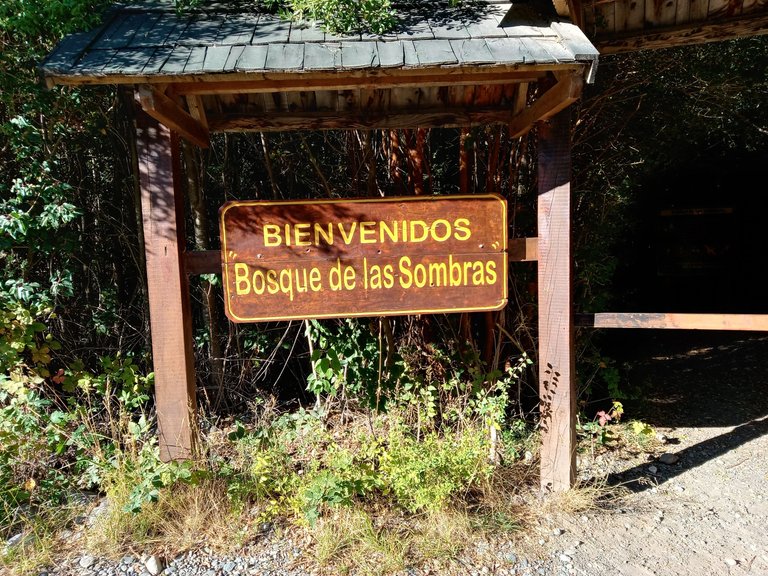 52.-Lago-Puelo-sendero-Bosque-de-las-Sombras-cartel-entrada.jpg