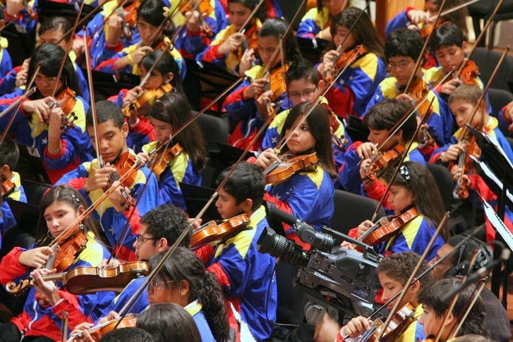 Simon Ratlle Orquesta Nacional  Juvenil  de venezuela 2010 063.jpg