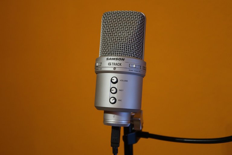 microphone2247471_1280.jpg