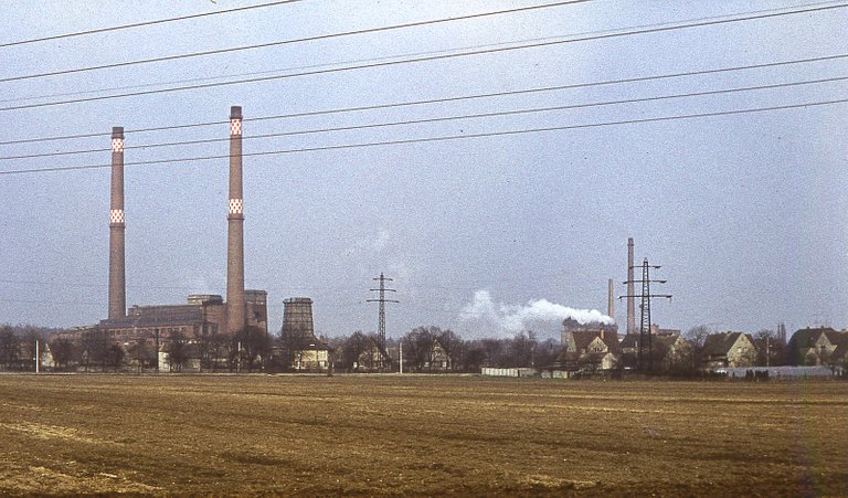 1600px-Plessa_-_Kraftwerk_und_Brikettfabrik,_1972.jpeg