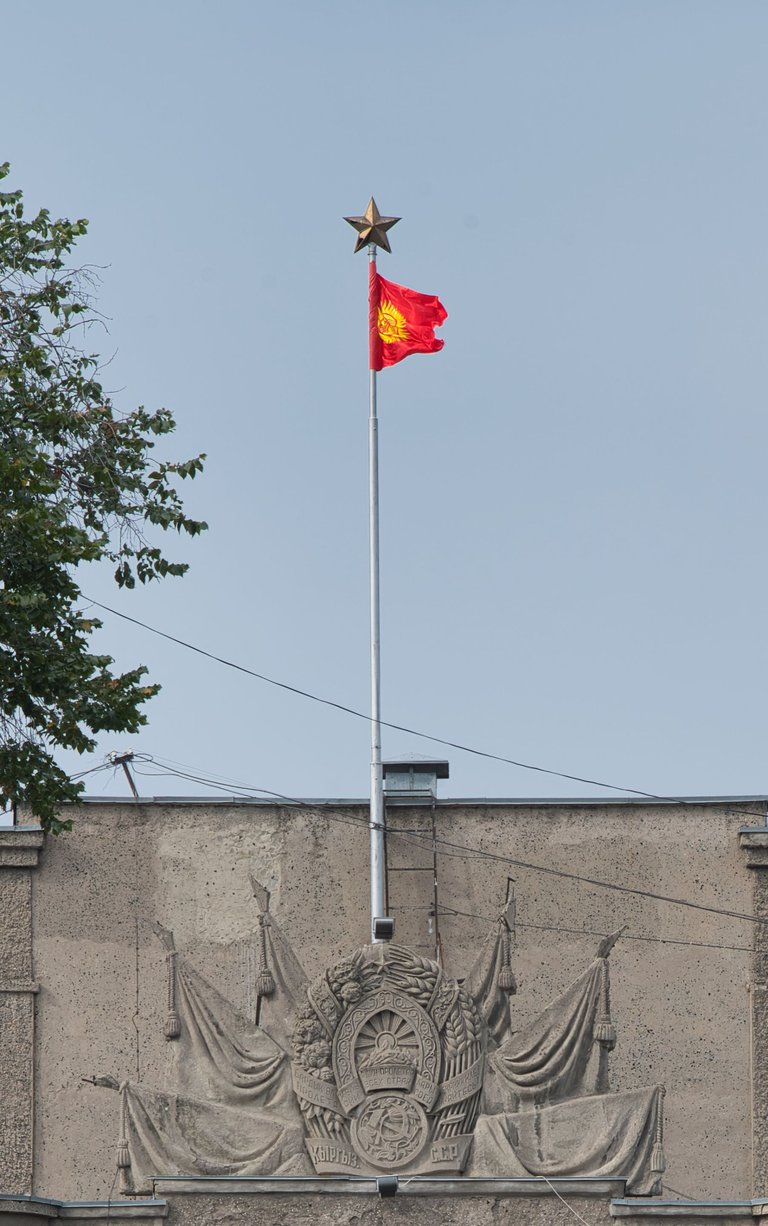 The coat of arms of the Kirghiz SSR on the facade of the Supreme Court building .