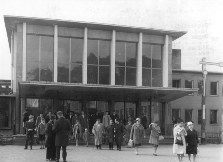 Bundesarchiv_Bild_183-B0417-0006-001,_Potsdam,_Hauptbahnhof,_Eingangshalle.jpeg