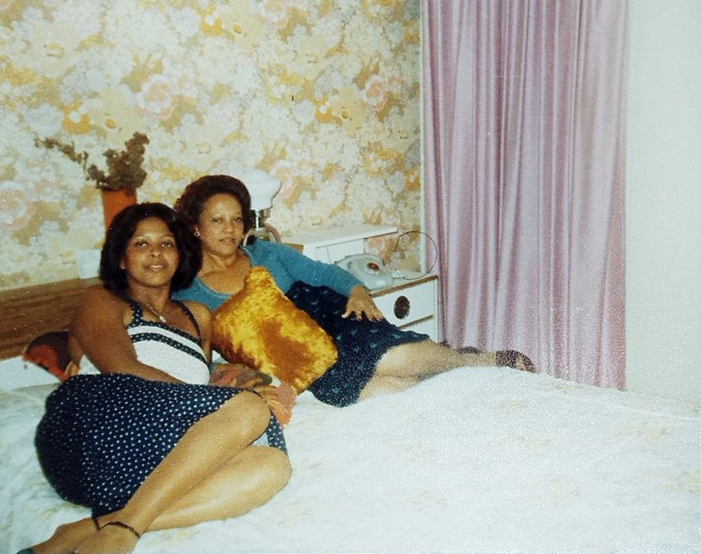 Mi mamá y mi tía Carmen.jpg