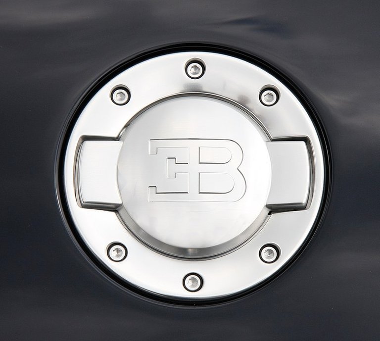 800px-Bugatti_Veyron_Gas_Cap_EB_-_Ettore_Bugatti.jpg