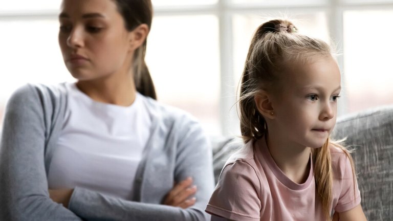 Madre-muestra-actitud-de-rechazo-hacia-su-hija.jpg