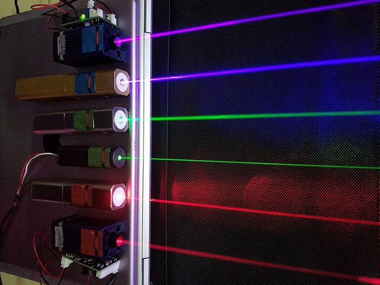 800px-Lasers.JPG
