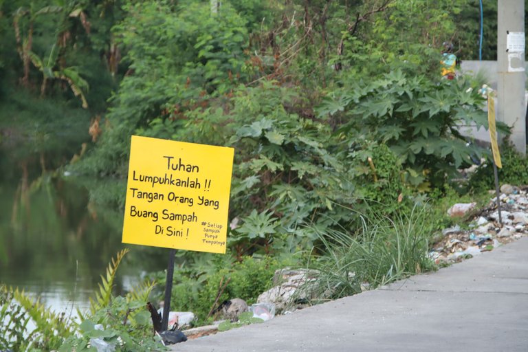 Plang sampah dekat sungai2.JPG