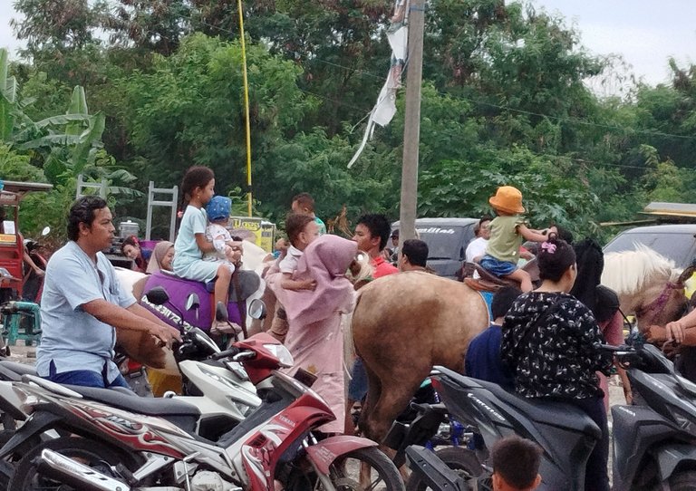 anak kecil naik kuda