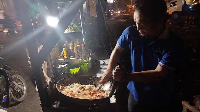 nasi goreng wajan tangan jauh
