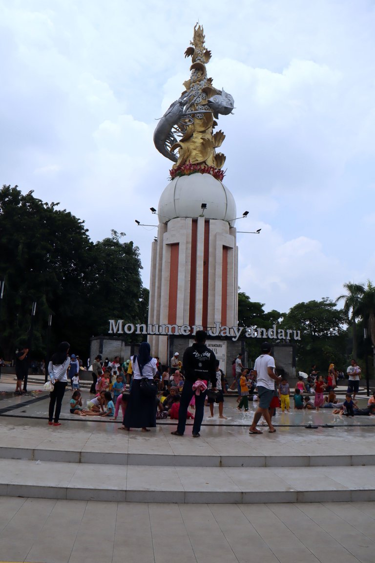Jayandaru monumen.JPG