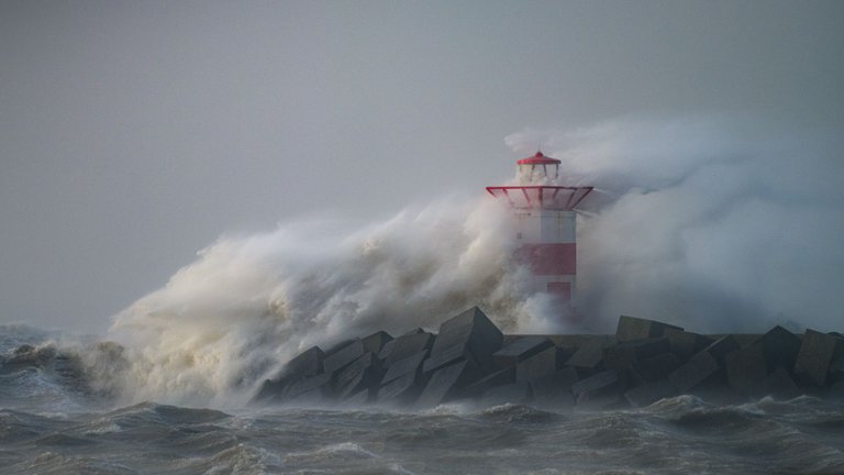 exploderende-golf-bij-baken-havenhoof-storm-eunice-door-landschapsfotograaf-harmen-piekema.jpg